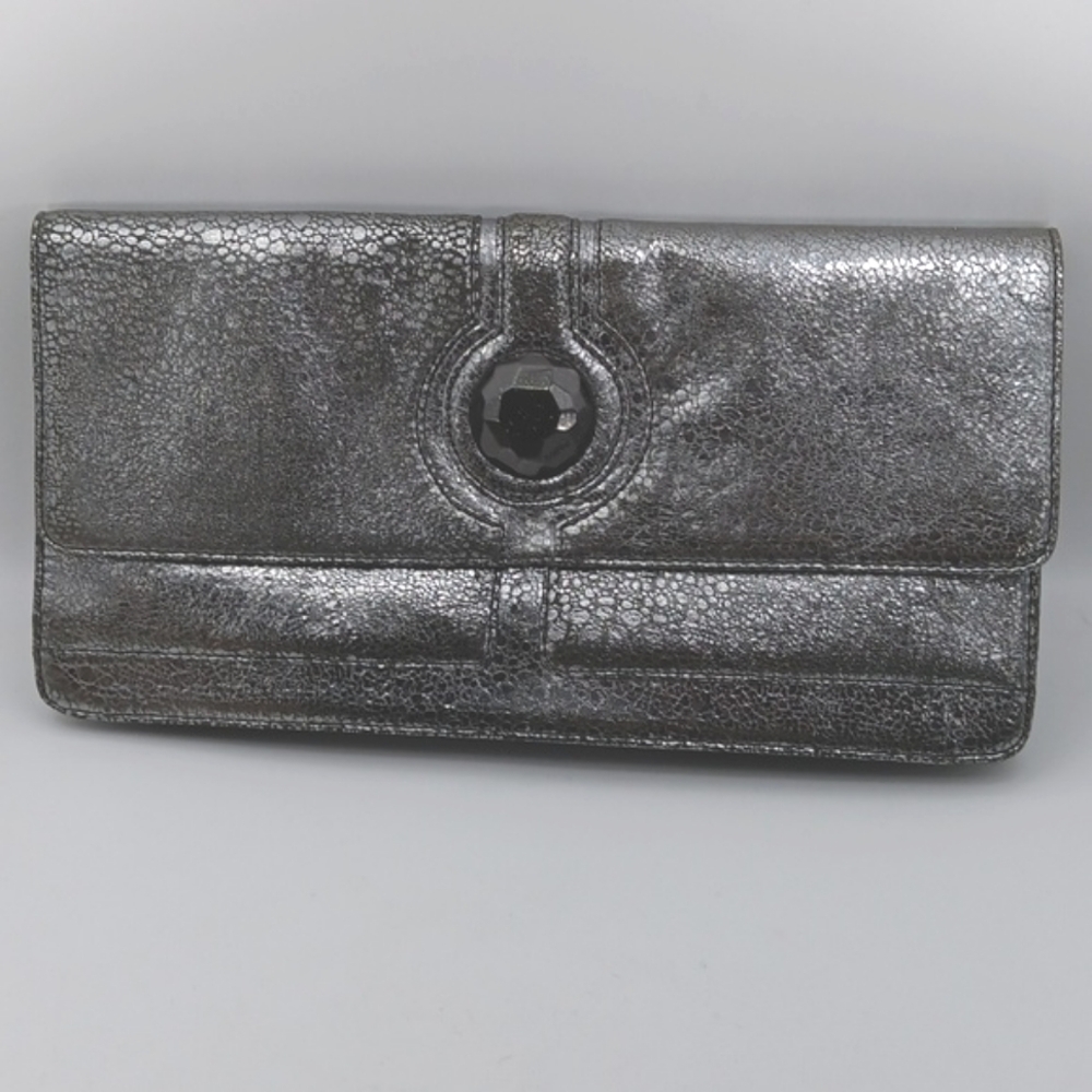 GORGEOUS METALLIC CLUTCH DETAIL ON FRONT